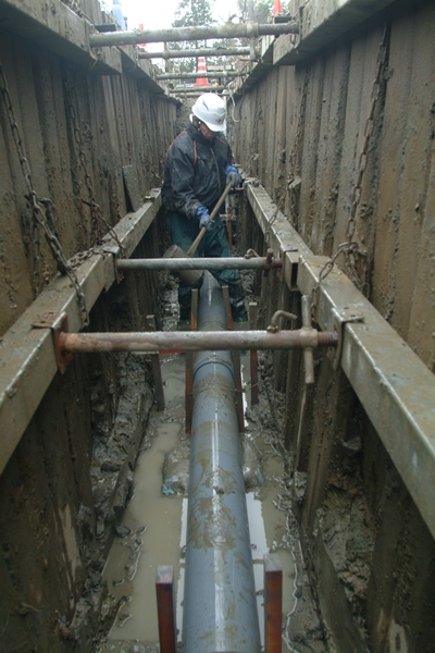 写真・図版 : 進められる下水道整備の工事＝2007年、新潟県長岡市