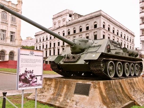 １９６１年の反革命軍を撃退したさい、カストロが使った戦車＝ハバナの革命博物