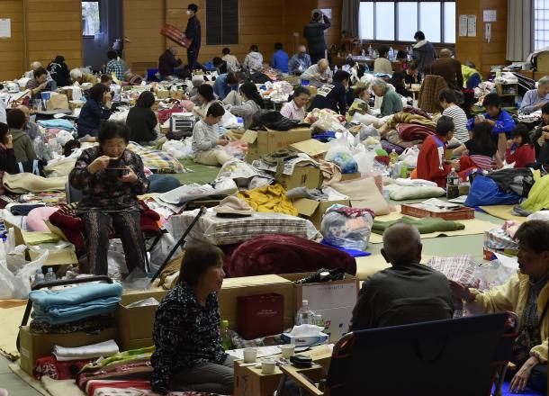 写真・図版 : 避難所となっている体育館では、避難してきた人たちが段ボールや毛布、マットを使って寝起きする生活が続いていた＝4月28日、熊本県益城町