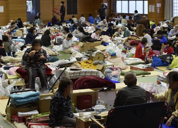 前地から2週間、避難所となっている体育館では、避難してきた人たちが段ボールや毛布、マットを使って寝起きする生活が続いていた＝4月28日、熊本県益城町、写真は一部加工してあります