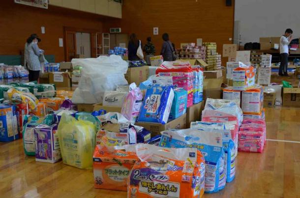 避難所の隣にある体育館には、日本全国から支援物資が届いていた＝4月30日、熊本県南阿蘇村