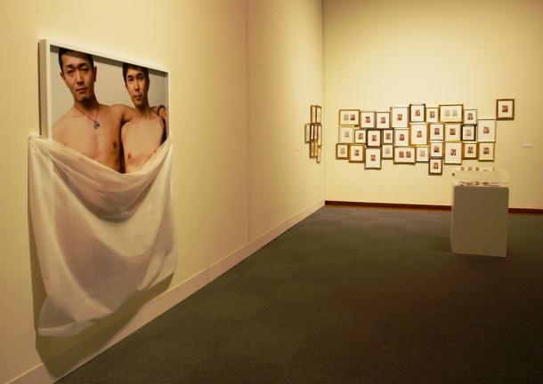 写真・図版 : 一部が布で覆われた鷹野隆大氏の写真作品＝2014年、愛知県美術館「これからの写真」展