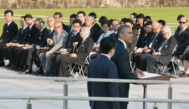 演説するオバマ米大統領の言葉を聞く被爆者ら＝年月日、広島市中区の平和記念公園、時事通信代表撮影