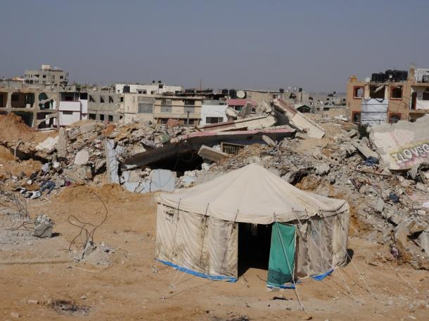 イスラエルの空爆から１年後の2015年にも破壊の後が広がるガザ市のシュジャーイヤ地区＝2015年８月、川上撮影