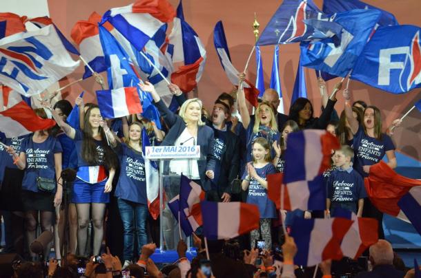 写真・図版 : 集会で支持者にあいさつをする「国民戦線」のマリーヌ・ルペン党首＝パリ、国末憲人撮影