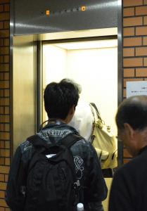 写真・図版 : 団体交渉の場へ向かう大学生（左）＝新潟市中央区