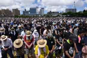 写真・図版 : 沖縄県民大会で、犠牲となった女性に祈りを捧げる参加者たち＝６月１９日、那覇市 