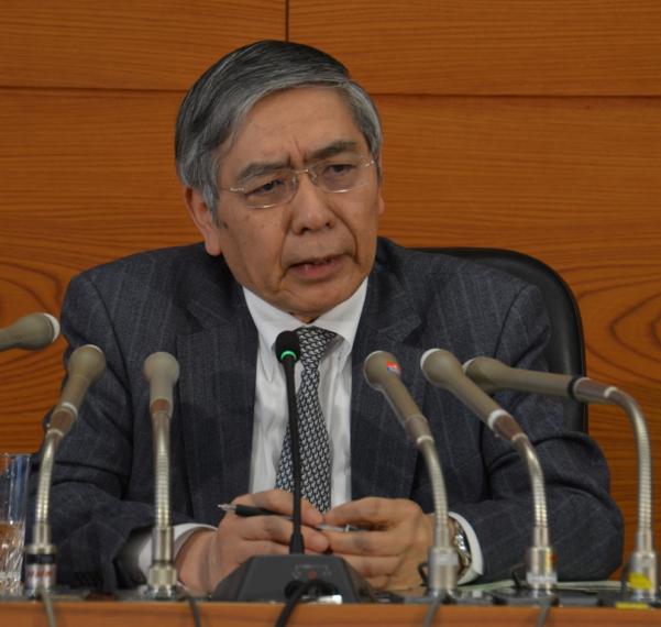 写真・図版 : 記者会見する日本銀行の黒田東彦総裁