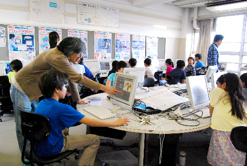 写真・図版 : 三鷹市立中原小学校 で開かれているプログラミング教室＝２０１６年５月７日、杉山麻里子撮影