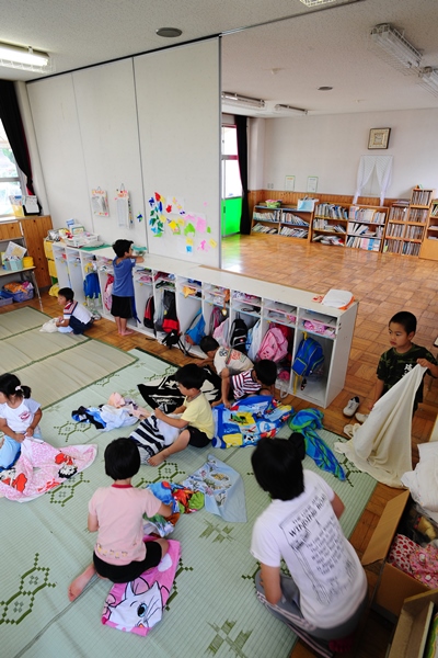 保育園の遊戯室で過ごす5歳児＝2009年7月、大津市