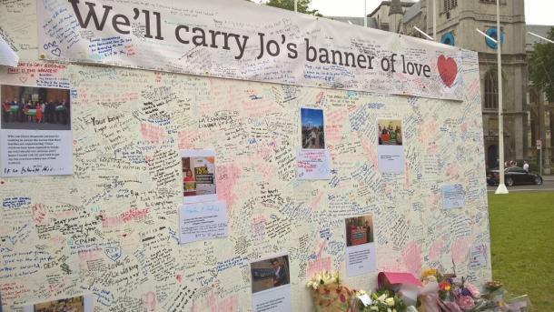 写真・図版 : 殺害されたジョー・コックス議員を追悼するメッセージ（議会広場にて）