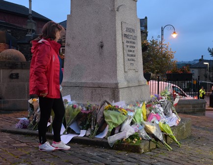 銃撃事件があった英バーストルの広場の石碑には、多くの花束が捧げられた