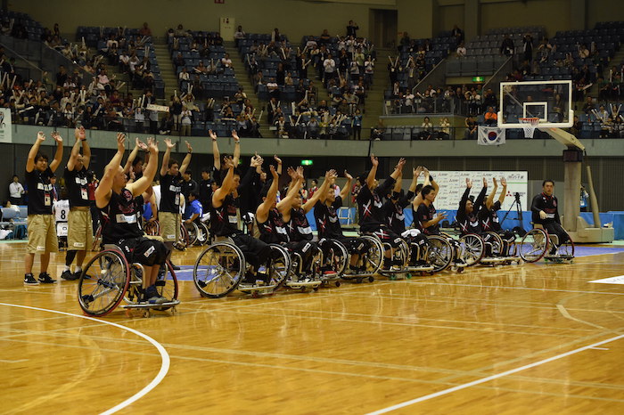 車椅子（いす）バスケットボールのアジアオセアニア選手権大会で3位になり、リオ・パラリンピック出場を決めた後、歓声に応える選手たち＝2015年10月、千葉市の千葉ポートアリーナ
