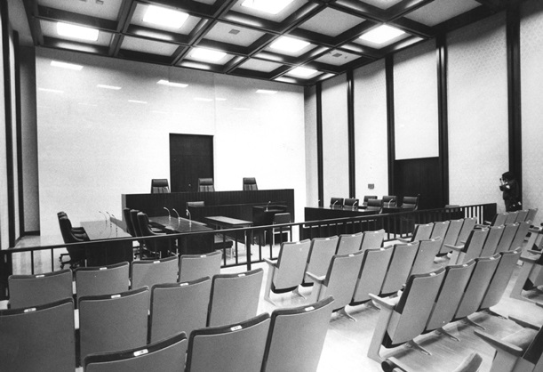 刑事裁判の法廷。壇上に裁判官が座り、証人は正面の席で宣誓して証言する＝1984年、東京高裁