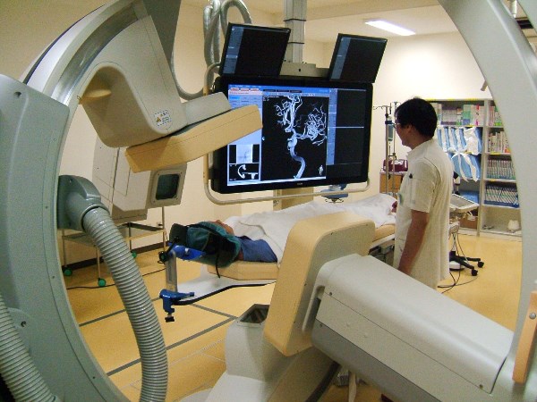 脳ｊ神経外科の治療に導入され垣市た最新の血管撮影装置＝2013年、岐阜県大