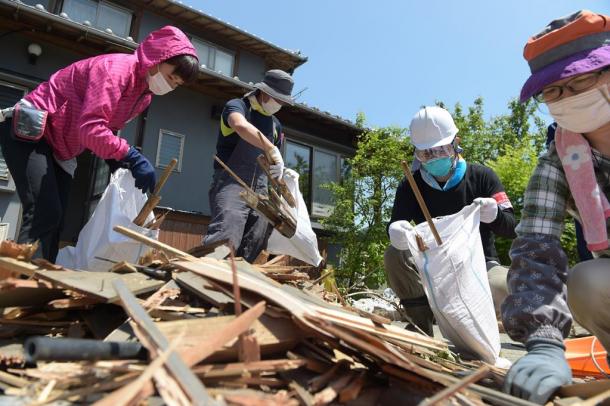 大勢のボランティアが訪れ、手際よく木材を片付けていた＝１４日午後、熊本県南阿蘇村20160514