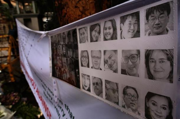 写真・図版 : 日本人、イタリア人、バングラデシュ人、インド人など犠牲者の写真が掲示されたテロ現場＝2016年7月6日、ダッカ