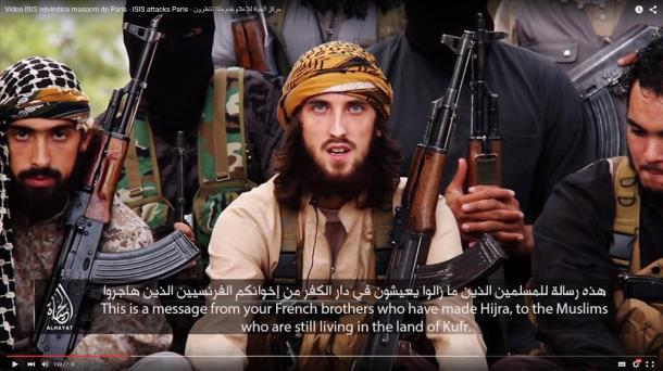 写真・図版 : フランスの同時多発テロで、イスラム国（ＩＳ）の広報部門のロゴが付いたビデオで、フランス語でメッセージを発する男＝2015年11月、ユーチューブから
