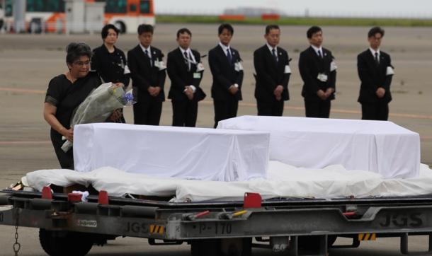 写真・図版 : ダッカのテロ事件による日本人犠牲者の棺に献花するバングラデシュのラバブ・ファティマ駐日大使＝2016年7月5日、羽田空港