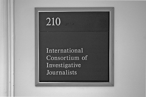 ICIJ事務所の玄関の脇にある表札＝2012年9月29日、米ワシントンDC