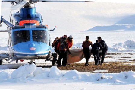 長野・阿弥陀岳の遭難現場から、遺体がヘリコプターで搬送された＝2015年2月11日
