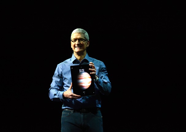 「iPhone6s」と同時発表のタブレット「iPadプロ」を持つアップルのティム・クックCEO＝2015年9月9日、米サンフランシスコ
