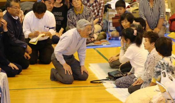 写真・図版 : 熊本地震で避難している住民に声をかけられる天皇陛下＝2016年5月19日、熊本県南阿蘇村の南阿蘇中