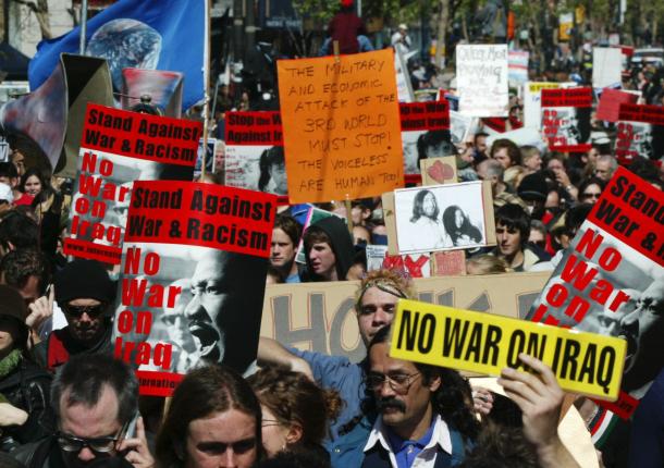 故キング牧師の写真などを掲げ、反戦を訴える人々＝2003年3月20日、サンフランシスコ