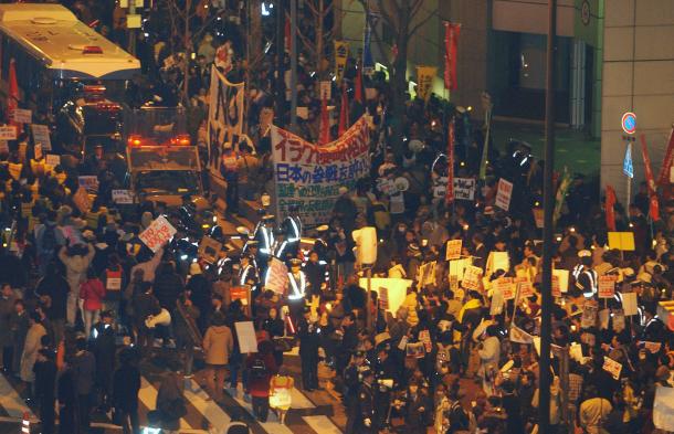 イラク攻撃に反対する人たちが集まり騒然とする米国総領事館前＝2003年3月20日、大阪市北区
