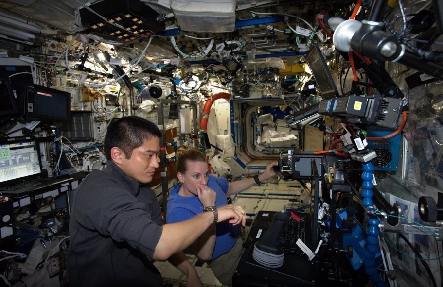 国際宇宙ステーションで作業する大西卓哉宇宙飛行士（左）ら