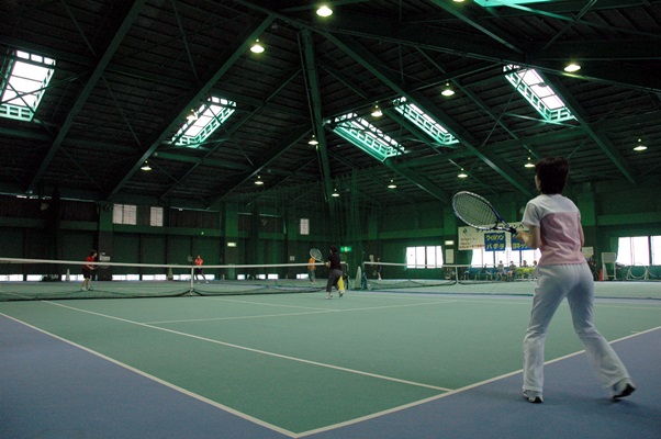 天候を気にせず使えるインドアのテニスコートでは、中高年らが平日でもプレーを楽しむ＝
2006年、宇都宮市内