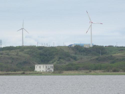 写真・図版 : 北海道・稚内にある風車。風況がよく発電の効率が高い。