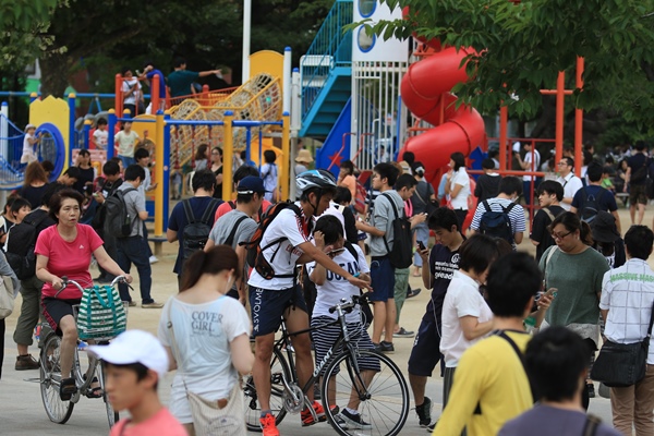 ポケモンGOを楽しむ人たちでごった返す錦糸公園＝2016年7月25日、東京都墨田区