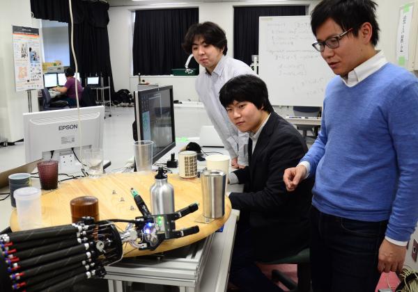 写真・図版 : ロボットがボトルに触れる実験＝奈良先端科学技術大学院大学