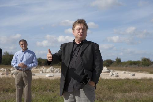 写真・図版 : Moon Express社の代表のロバート・リチャード氏。左にいるのは、ＮＡＳＡマーシャル宇宙センターのプロジェクトマネージャーのグレッグ・シェイバー氏＝ケネティ宇宙センターで、Ben Smegelsk氏撮影、ＮＡＳＡ提供