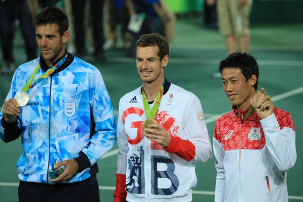 リオ五輪男子シングルス表彰式で銅メダルを掲げる錦織圭（右）。左から銀メダルのデルポトロ、金メダルのマリー＝2016年8月14日、リオ五輪テニスセンター