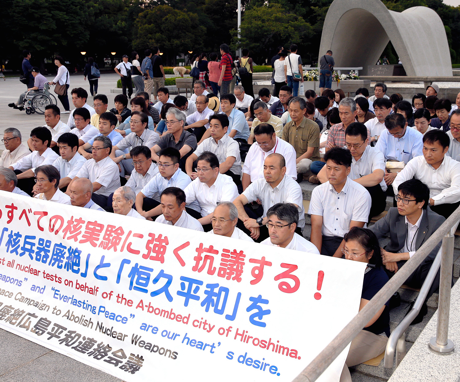 写真・図版 : 北朝鮮の核実験に抗議し、広島市の平和記念公園で座り込みをする人たち 