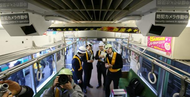写真・図版 : 2009年、防犯カメラを設置したJR埼京線の車内