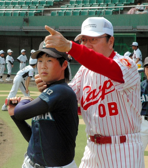 振り切ったあと顔を前に向けるよう指導する山本一義さん＝2011年5月、山口市