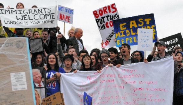 EUからの離脱が決まった国民投票のやり直しを訴える若者たち＝6月28日、ロンドンのトラファルガー広場
