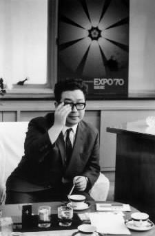 大阪万博の基本理念の起草に関わった小松左京＝1969年、大阪市内で　