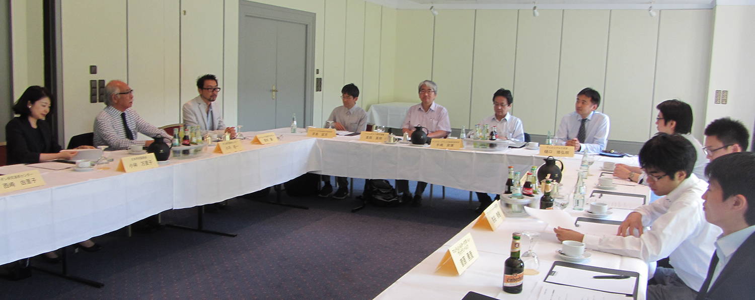写真・図版 : 日本人研究者ネットワーク連絡会で報告をする若手のポスドクたち（右の４人）と、小平桂一センター長（左から２人目）、筆者（左から5人目）