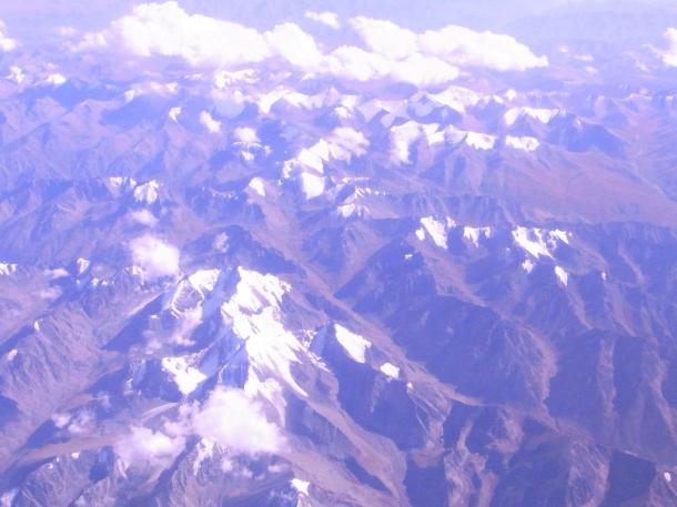 写真・図版 : 機内から眺めるパミール高原=撮影・筆者