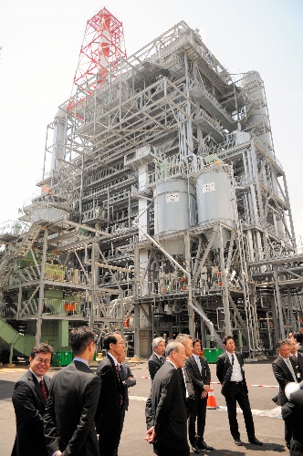 間伐材などを燃料として、宮崎県日南市で稼働する木質バイオマス発電所