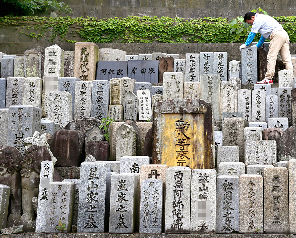 写真・図版 : 無縁墓などから撤去された墓石が集まる「墓の墓」＝高松市