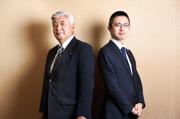 写真・図版 : 中谷元・前防衛相（左）と木村草太・首都大学東京教授