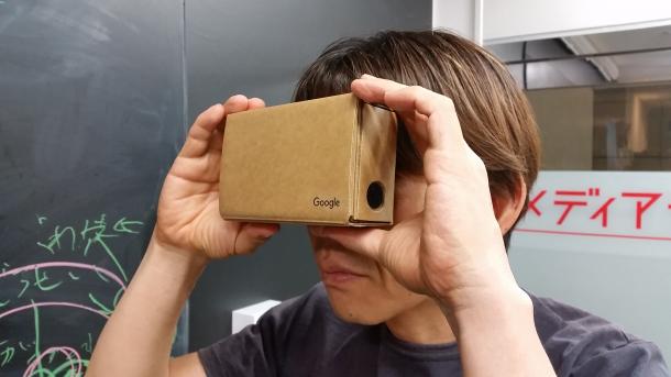 スマートフォンを差し込むだけで仮想現実（VR）を気楽に楽しめるボール紙製の簡易ビューワーも一般的になってきた