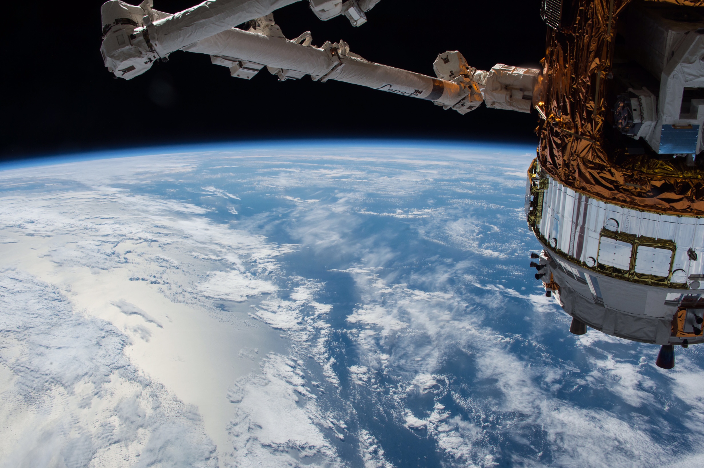 写真・図版 : ISSから撮影した地球。「宇宙ステーションと異なり、地球の空気は美味しいです！でも宇宙から見ると僅かしかありません。大切にしたいですね」と油井さん（JAXA／NASA提供）