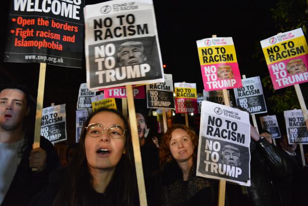 写真・図版 : ロンドンの米国大使館前でトランプ氏当選に抗議の声を上げる集会参加者