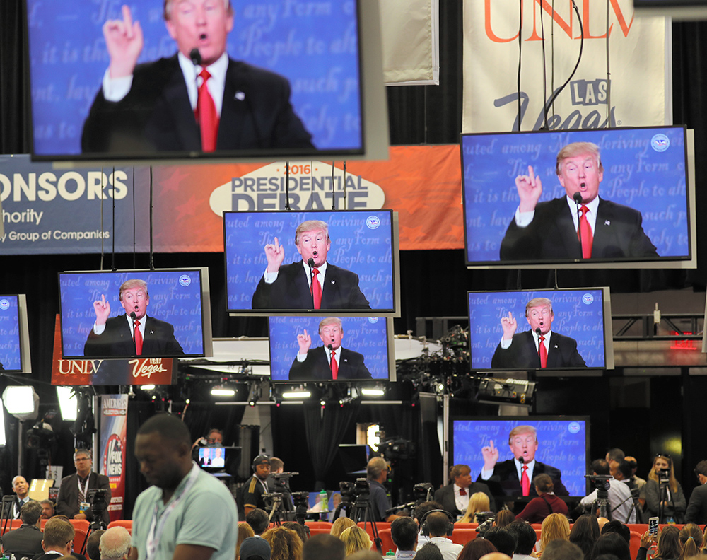 写真・図版 : 大統領選の討論会でモニターに映しだされたトランプ氏＝１０月１９日午後、ラスベガス、矢木隆晴撮影